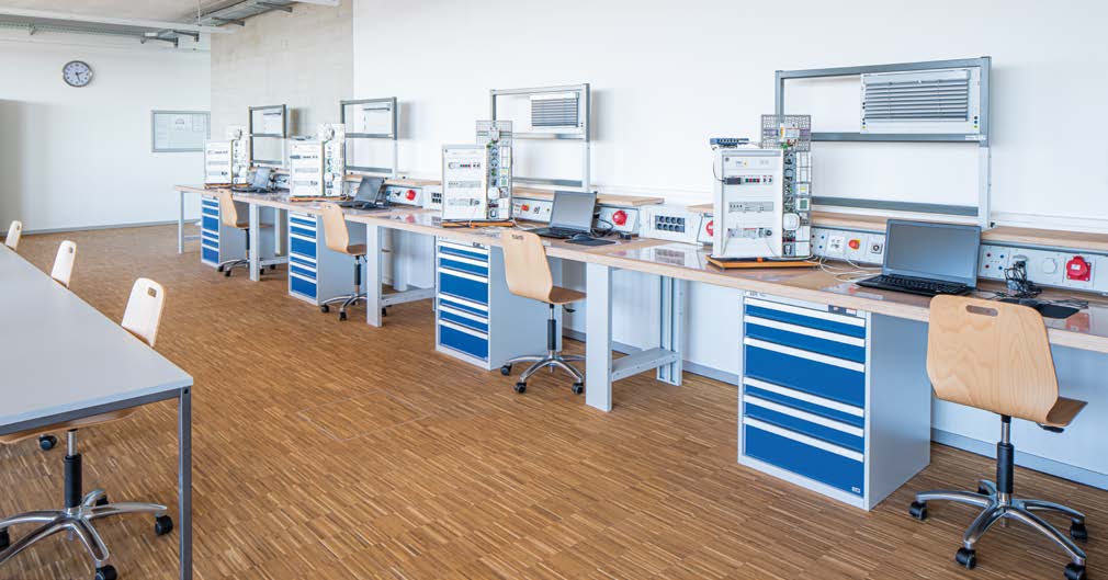 Ausbildungsraum der Innung für Elektro- undInformationstechnik München mit mehreren E-Boxen an den Arbeitsplätzen